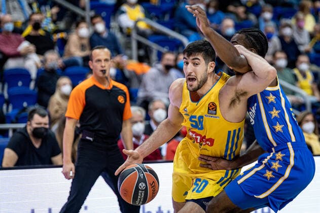 Basketball Berlin 25.11.2021 Saison 2021 2022 EuroLeague 12.Spieltag Alba Berlin vs Maccabi Tel Aviv vl: Yovel Zoosman (Alba, No. 50), Keenan Evans (Tel Aviv, No. 02)