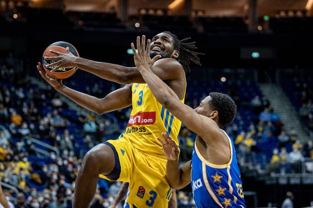 Basketball Berlin 25.11.2021 Saison 2021 2022 EuroLeague 12.Spieltag Alba Berlin vs Maccabi Tel Aviv vl: Jaleen Smith (Alba, No. 3), Kameron Taylor (Tel Aviv, No. 07)