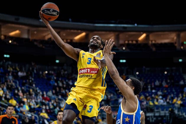 Basketball Berlin 25.11.2021 Saison 2021 2022 EuroLeague 12.Spieltag Alba Berlin vs Maccabi Tel Aviv vl: Jaleen Smith (Alba, No. 3), Kameron Taylor (Tel Aviv, No. 07)