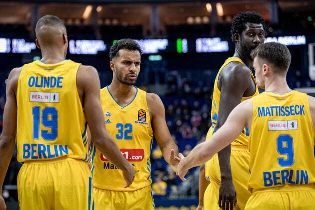 Basketball Berlin 25.11.2021 Saison 2021 2022 EuroLeague 12.Spieltag Alba Berlin vs Maccabi Tel Aviv vl: Louis Olinde (Alba, No. 19), Johannes Thiemann (Alba, No. 32), Christ Koumadje (Alba, No. 21), Jonas Mattisseck (Alba, No. 9)