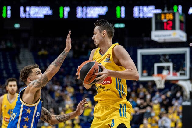 Basketball Berlin 25.11.2021 Saison 2021 2022 EuroLeague 12.Spieltag Alba Berlin vs Maccabi Tel Aviv vl: Scottie Wilbekin (Tel Aviv, No. 01), Marcus Eriksson (Alba, No. 8)