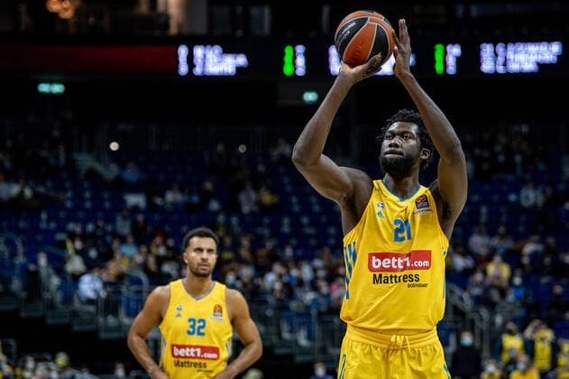 Basketball Berlin 25.11.2021 Saison 2021 2022 EuroLeague 12.Spieltag Alba Berlin vs Maccabi Tel Aviv Christ Koumadje (Alba, No. 21)