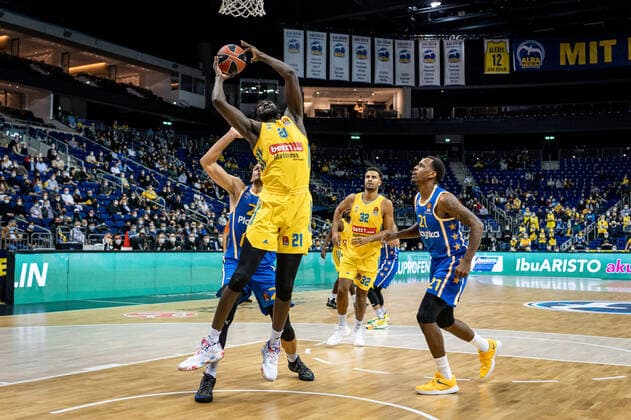 Basketball Berlin 25.11.2021 Saison 2021 2022 EuroLeague 12.Spieltag Alba Berlin vs Maccabi Tel Aviv vl: Christ Koumadje (Alba, No. 21), James Nunnally (Tel Aviv, No. 21)
