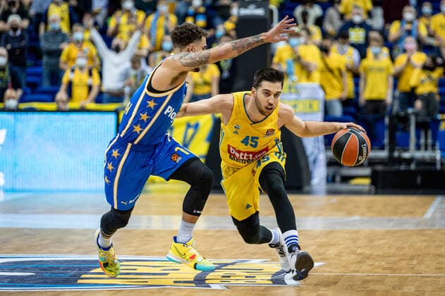 Basketball Berlin 25.11.2021 Saison 2021 2022 EuroLeague 12.Spieltag Alba Berlin vs Maccabi Tel Aviv vl: Scottie Wilbekin (Tel Aviv, No. 01), Tamir Blatt (Alba, No. 45)