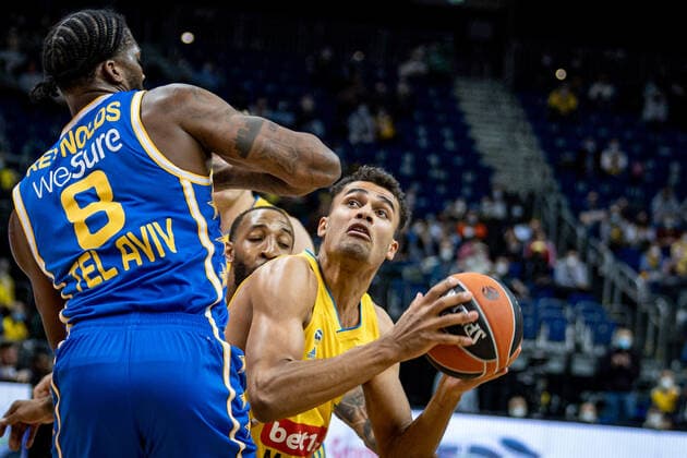 Basketball Berlin 25.11.2021 Saison 2021 2022 EuroLeague 12.Spieltag Alba Berlin vs Maccabi Tel Aviv vl: Jaylen Reynolds (Tel Aviv, No. 08), Oscar Da Silva (Alba, No. 1)