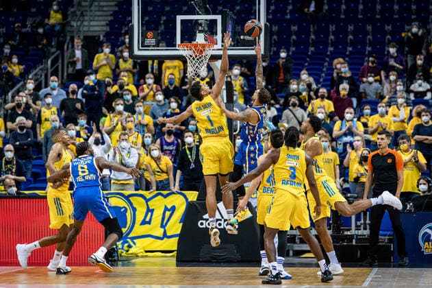 Basketball Berlin 25.11.2021 Saison 2021 2022 EuroLeague 12.Spieltag Alba Berlin vs Maccabi Tel Aviv vl: Oscar Da Silva (Alba, No. 1), Scottie Wilbekin (Tel Aviv, No. 01)