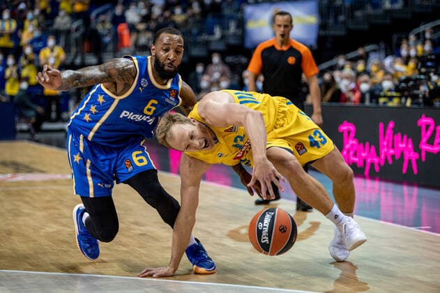Basketball Berlin 25.11.2021 Saison 2021 2022 EuroLeague 12.Spieltag Alba Berlin vs Maccabi Tel Aviv vl: Derrick Williams (Tel Aviv, No. 06), Luke Sikma (Alba, No. 43)