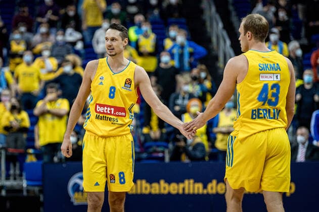Basketball Berlin 25.11.2021 Saison 2021 2022 EuroLeague 12.Spieltag Alba Berlin vs Maccabi Tel Aviv vl: Marcus Eriksson (Alba, No. 8), Luke Sikma (Alba, No. 43)