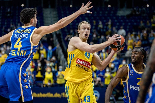 Basketball Berlin 25.11.2021 Saison 2021 2022 EuroLeague 12.Spieltag Alba Berlin vs Maccabi Tel Aviv vl: Angelo Caloiaro (Tel Aviv, No. 04), Luke Sikma (Alba, No. 43), Keenan Evans (Tel Aviv, No. 02)