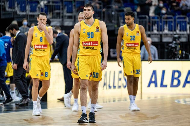Basketball Berlin 25.11.2021 Saison 2021 2022 EuroLeague 12.Spieltag Alba Berlin vs Maccabi Tel Aviv vl: Marcus Eriksson (Alba, No. 8), Yovel Zoosman (Alba, No. 50), Johannes Thiemann (Alba, No. 32)