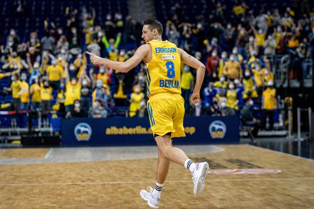 Basketball Berlin 25.11.2021 Saison 2021 2022 EuroLeague 12.Spieltag Alba Berlin vs Maccabi Tel Aviv Jubel Marcus Eriksson (Alba, No. 8)