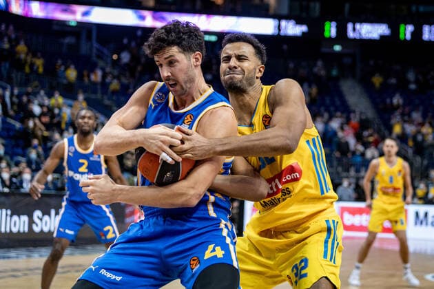 Basketball Berlin 25.11.2021 Saison 2021 2022 EuroLeague 12.Spieltag Alba Berlin vs Maccabi Tel Aviv vl: Angelo Caloiaro (Tel Aviv, No. 04), Johannes Thiemann (Alba, No. 32)