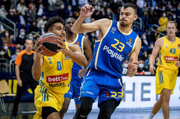 Basketball Berlin 25.11.2021 Saison 2021 2022 EuroLeague 12.Spieltag Alba Berlin vs Maccabi Tel Aviv vl: Maodo Lo (Alba, No. 0), Ante Zizic (Tel Aviv, No. 23)