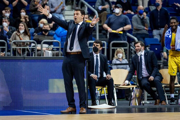 Basketball Berlin 25.11.2021 Saison 2021 2022 EuroLeague 12.Spieltag Alba Berlin vs Maccabi Tel Aviv Trainer Israel Gonzalez (Alba)