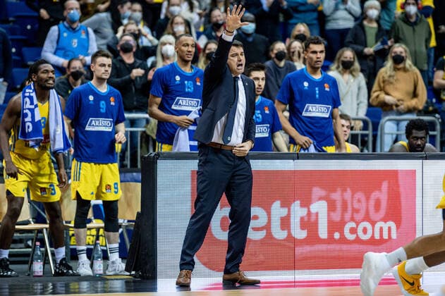 Basketball Berlin 25.11.2021 Saison 2021 2022 EuroLeague 12.Spieltag Alba Berlin vs Maccabi Tel Aviv Trainer Israel Gonzalez (Alba)