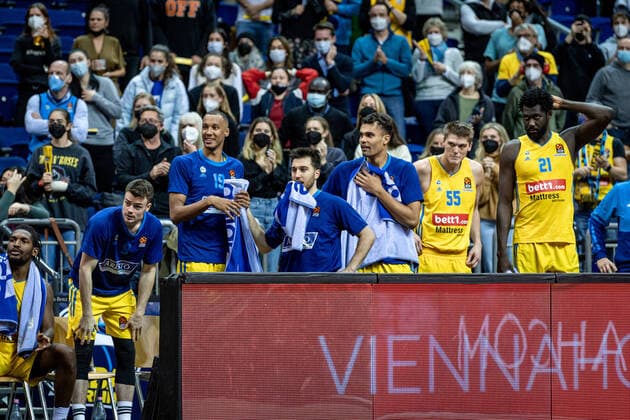 Basketball Berlin 25.11.2021 Saison 2021 2022 EuroLeague 12.Spieltag Alba Berlin vs Maccabi Tel Aviv Spielerbank mit Jaleen Smith (Alba, No. 3), Jonas Mattisseck (Alba, No. 9), Louis Olinde (Alba, No. 19), Tamir Blatt (Alba, No. 45), Oscar Da Silva (Alba, No. 1), Ben Lammers (Alba, No. 55) und Christ Koumadje (Alba, No. 21)