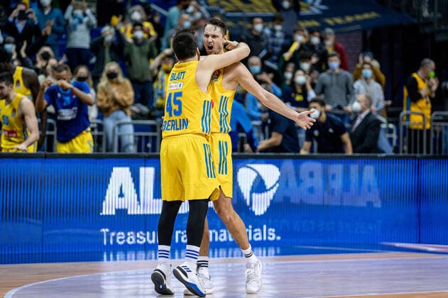 Basketball Berlin 25.11.2021 Saison 2021 2022 EuroLeague 12.Spieltag Alba Berlin vs Maccabi Tel Aviv Jubel Tamir Blatt (Alba, No. 45) und Marcus Eriksson (Alba, No. 8)