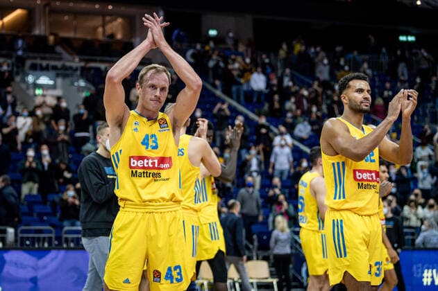 Basketball Berlin 25.11.2021 Saison 2021 2022 EuroLeague 12.Spieltag Alba Berlin vs Maccabi Tel Aviv vl: Luke Sikma (Alba, No. 43) und Johannes Thiemann (Alba, No. 32)