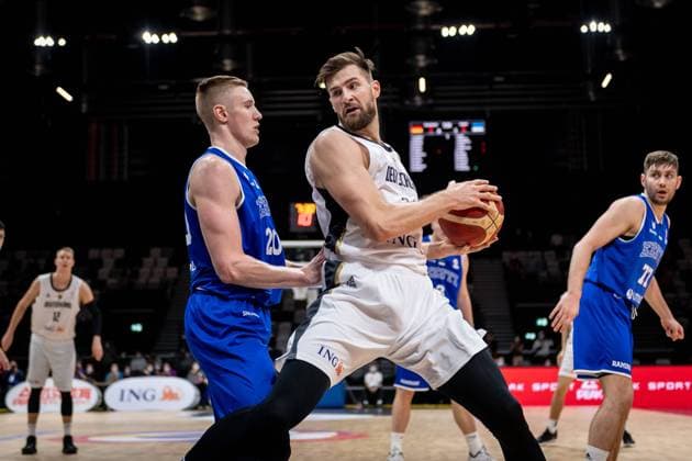 Basketball Nürnberg 25.11.2021 FIBA World Cup European Qualifiers Nationalmannschaft Herren Männer DBB Länderspiel Deutschland (GER) - Estland (EST) Leon Kratzer (Deutschland, No.34) Rauno Nurger (Estland, No.20)