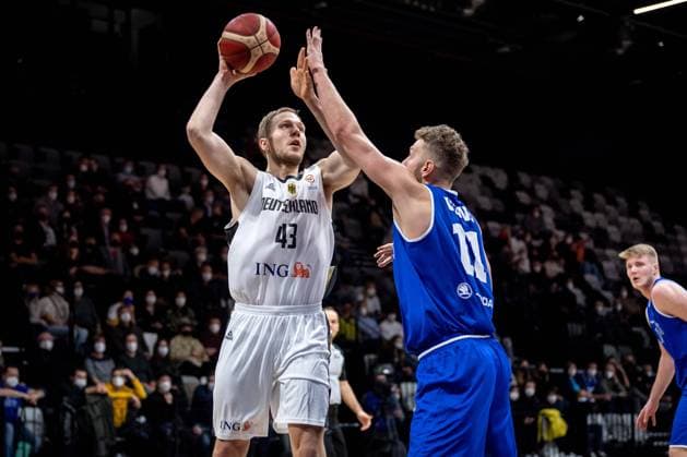 Basketball Nürnberg 25.11.2021 FIBA World Cup European Qualifiers Nationalmannschaft Herren Männer DBB Länderspiel Deutschland (GER) - Estland (EST) Christian Sengfelder (Deutschland, No.43) Siim-Sander Vene (Estland, No.11)