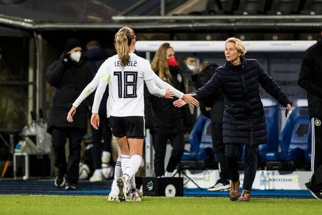 WM Qualifikation Frauen Laenderspiel, Deutschland - Tuerkei; 26.11.2021 Melanie Leupolz (Frauen Nationalmannschaft Deutschland, 18), Martina Voss-Tecklenburg (Trainerin Frauen Nationalmannschaft Deutschland) WM Qualifikation Frauen Laenderspiel, Deutschland - Tuerkei, Eintracht-Stadion Braunschweig DFB REGULATIONS PROHIBIT ANY USE OF PHOTOGRAPHS AS IMAGE SEQUENCES AND OR QUASI-VIDEO. Copyright: xBEAUTIFULxSPORTS Wunderlx