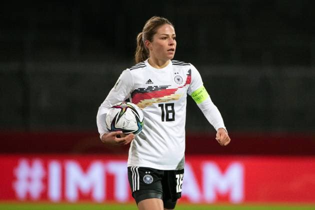 Melanie Leupolz (Deutschland 18) mit Kapitaensbinde und Ball, GER, Deutschland vs. Tuerkei, Fussball, Frauen Nationalmannschaft, FIFA WM Qualifikation, Spielzeit 2021 2022, 26.11.2021 GER, Deutschland vs. Tuerkei, Fussball, Frauen Nationalmannschaft, FIFA WM Qualifikation, Spielzeit 2021 2022, 26.11.2021 Braunschweig Copyright: xEibner MichaelxMemmlerx EP_MMR