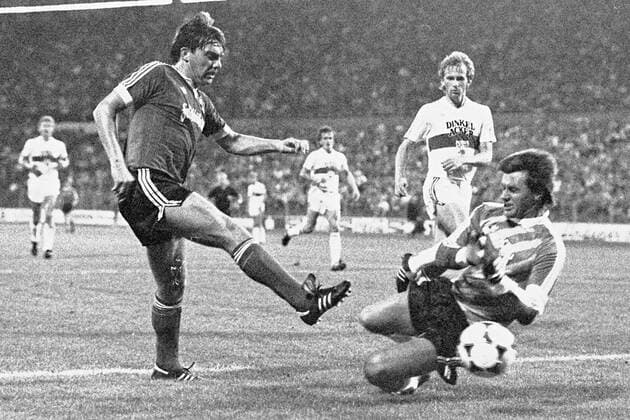 Aus 1. BL Saison 1985 1986 Hannover 96 (dunkles Trikot) gegen den VfB Stuttgart 1:3 am 04.09.1985 im Niedersachsenstadion. Im Foto: Han96 Spieler Wayne Thomas scheitert an VfB TW Helmut Roleder. *** From 1 BL season 1985 1986 Hannover 96 dark jersey against VfB Stuttgart 1 3 on 04 09 1985 in the Niedersachsenstadion In the photo Han96 player Wayne Thomas fails against VfB TW Helmut Roleder