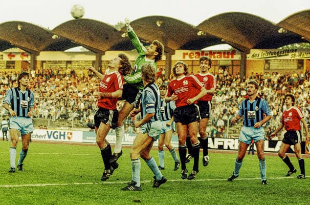 Waldhof Mannheim TW Uwe Zimmermann klâˆöÂßrt vor Han96 Spieler v.l.: Frank Hartmann Peter Hobdey Heinz KnâˆöÂºwe und re. Siegfried Reich. Aus 1. BL Saison 1987-1988 Hannover 96 (Rot) gegen Waldhof Mannheim 3:1 am 10.10.1987 im Niedersachsenstadion. *** Waldhof Mannheim TW Uwe Zimmermann klâˆöÂßrt before Han96 players v l Frank Hartmann Peter Hobdey Heinz KnâˆöÂºwe and re Siegfried Reich From 1 BL season 1987 1988 Hannover 96 red against Waldhof Mannheim 3 1 on 10 10 1987 at Niedersachsenstadion.