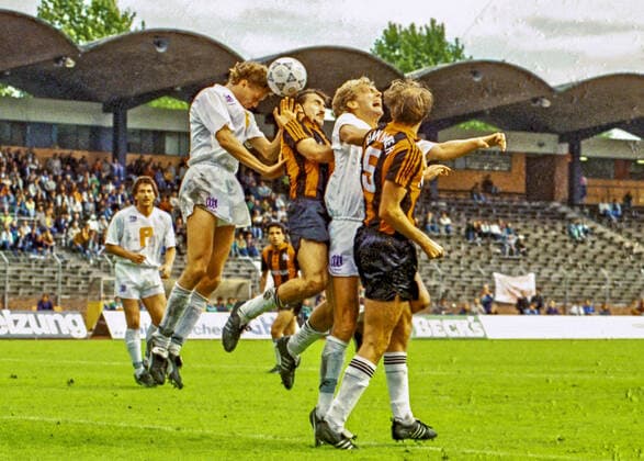 Aus 2. BL Saison 1990 91 Hannover 96 (Rot) - VfL OsnabrâˆöÂºck (Weiâˆöü) 0:1 am 09.09.1990 im Niedersachsenstadion. Im Foto: Han96 Spieler sind: Jochen Heisig und Roman Wojcicki 5 *** From 2 BL season 1990 91 Hannover 96 Red VfL OsnabrâˆöÂºck Weiâˆöü 0 1 on 09 09 1990 in Niedersachsenstadion In the photo Han96 players are Jochen Heisig and Roman Wojcicki 5