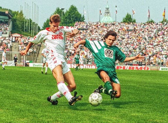 Aus 2. BL Hannover 96 gegen VfL Wolfsburg 3-1 am 25.07.1992 im Niedersachsenstadion. Im Foto Han96 Spieler Martin Groth gegen Jacek Frackiewicz. *** From 2 BL Hannover 96 against VfL Wolfsburg 3 1 on 25 07 1992 in the Niedersachsenstadion In the photo Han96 player Martin Groth against Jacek Frackiewicz