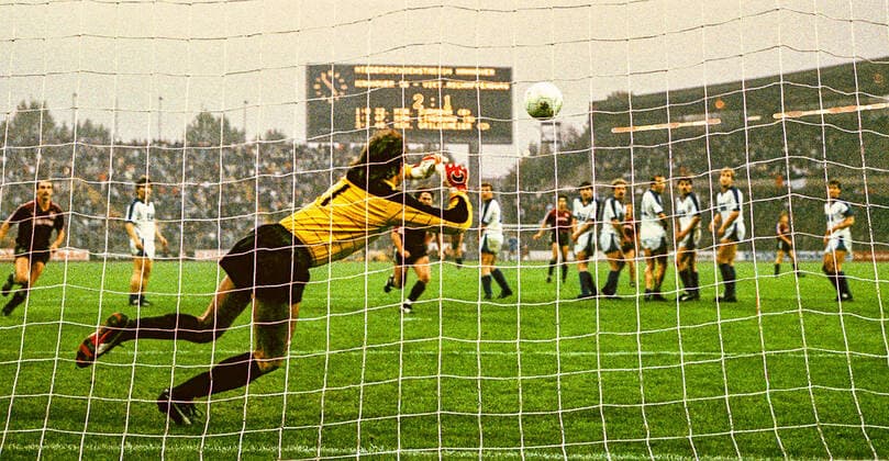 Aus 2. BL Saison 1986 1987 Hannover 96 (Rot) gegen Viktoria Aschaffenburg 3:1 am 11.10.1986 im Niedersachsenstadion. Im Foto: Han96 Spieler martin Giesel mit Freistoss - aber Viktoria TW Valentin Herr kann den Ball zur Ecke lenken *** From 2 BL season 1986 1987 Hannover 96 red against Viktoria Aschaffenburg 3 1 on 11 10 1986 in the Niedersachsenstadion In the photo Han96 player martin Giesel with free kick but Viktoria TW Valentin Herr can steer the ball to the corner