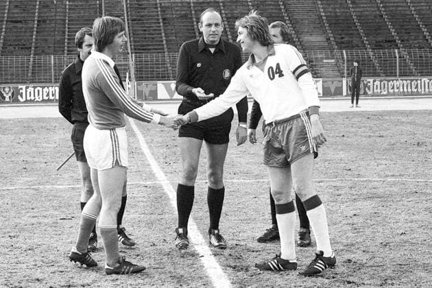 Aus 2. BL Saison 1978 1979 Hannover 96 (dunkles Trikot) gegen Wacker 04 Berlin 2:1 am 25.03.1979 im Niedersachsenstadion. Im Foto: Han96 Kpt. Peter Anders li. und 04 Kpt. Peter Bien bei BegrâˆöÂºssung sowie Schiri Rainer Waltert mit Assi. *** From 2 BL season 1978 1979 Hannover 96 dark jersey against Wacker 04 Berlin 2 1 on 25 03 1979 in the Niedersachsenstadion In the photo Han96 Kpt Peter Anders li and 04 Kpt Peter Bien at greeting as well as referee Rainer Waltert with Assi