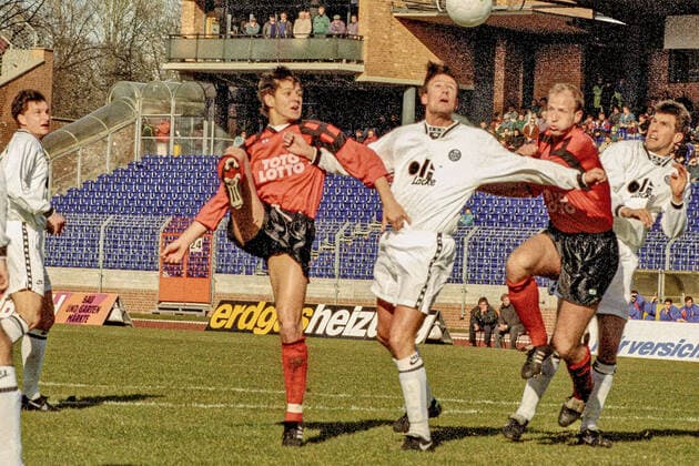 Aus 2. BL Saison 1994 1995 Hannover 96 (Rot) gegen SG Wattenscheid 09 0:1 am 25.03.1995 im Niedersachsenstadion. Im Foto: Am Ball Han96 Spieler Andrzej Kobylanski li.-re. Roger Prinzen von 96. *** From 2 BL season 1994 1995 Hannover 96 red against SG Wattenscheid 09 0 1 on 25 03 1995 in Niedersachsenstadion In the photo On the ball Han96 player Andrzej Kobylanski left right Roger Prinzen of 96