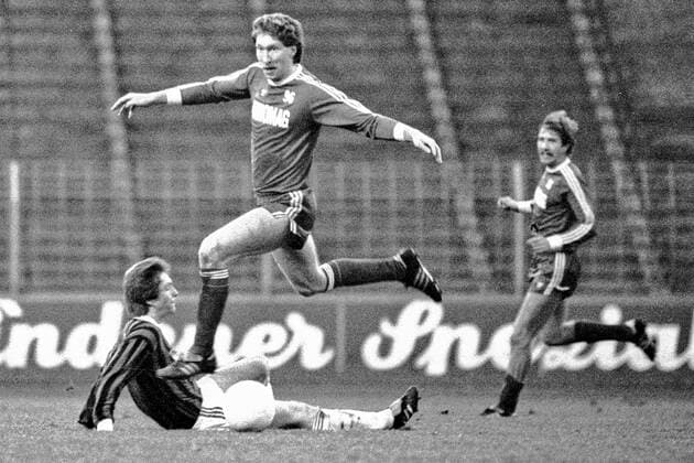 Aus 2. BL Saison 1981 1982 Hannover 96 gegen SV Waldhof Mannheim 3:0 am 24.10.1981 im Niedersachsenstadion. Im Foto: Han96 Spieler sind Dieter Schatzschneider und re. Bernd Gorski. *** From 2 BL season 1981 1982 Hannover 96 against SV Waldhof Mannheim 3 0 on 24 10 1981 in the Niedersachsenstadion In the photo Han96 players are Dieter Schatzschneider and re Bernd Gorski