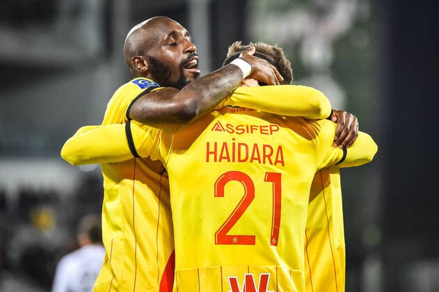 Gael KAKUTA of Lens celebrate his goal with teammates FOOTBALL : RC Lens vs Angers SCO - Ligue 1 Uber Eats - 26 11 2021 MatthieuMirville Panoramic 