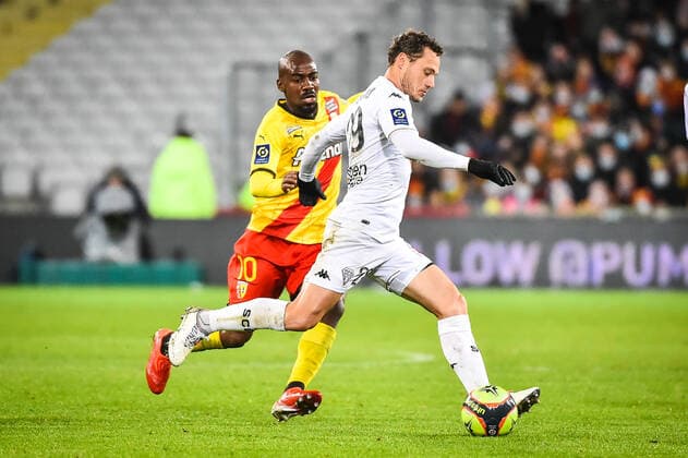Vincent MANCEAU of Angers and Gael KAKUTA of Lens FOOTBALL : RC Lens vs Angers SCO - Ligue 1 Uber Eats - 26 11 2021 MatthieuMirville Panoramic 