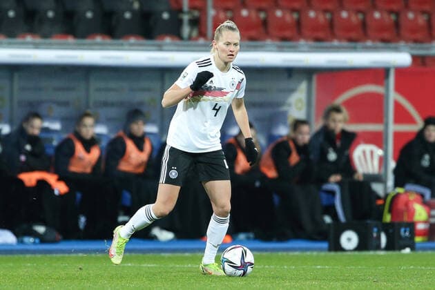 Maximiliane Rall (Deutschland, 4) am Ball, Freisteller, Einzelbild, Ganzkörper, Aktion, Action, Spielszene, 26.11.2021, Braunschweig (Deutschland), Fussball, WM-Qualifikation Frauen, Deutschland - Türkei