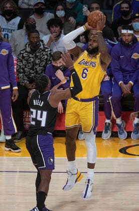 November 26, 2021, Los Angeles, California, USA: LeBron James 6 of the Los Angeles Lakers puts up a jump shot over Buddy Hield 24 of the Sacramento Kings during their regular season NBA, Basketball Herren, USA game on Friday November 26, 2021 at the Staples Center in Los Angeles, California. PI Los Angeles USA - ZUMAp124 20211126_zaa_p124_006 Copyright: xJAVIERxROJASx