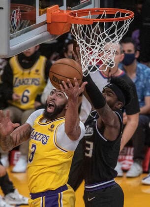November 26, 2021, Los Angeles, California, USA: Anthony Davis 3 of the Los Angeles Lakers puts up a reverse layup during their regular season NBA, Basketball Herren, USA game with the Sacramento Kings on Friday November 26, 2021 at the Staples Center in Los Angeles, California. PI Los Angeles USA - ZUMAp124 20211126_zaa_p124_010 Copyright: xJAVIERxROJASx