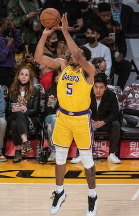 November 26, 2021, Los Angeles, California, USA: Talen Horton-Tucker 5 of the Los Angeles Lakers takes a jump shot during their regular season NBA, Basketball Herren, USA game with the Sacramento Kings on Friday November 26, 2021 at the Staples Center in Los Angeles, California. PI Los Angeles USA - ZUMAp124 20211126_zaa_p124_011 Copyright: xJAVIERxROJASx