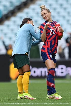 SOCCER AUSTRALIA USA, Sam Kerr of the Matildas signs the shirt of her partner Kristie Mewis of the USWNT foillowing the International Friendly, Länderspiel, Nationalmannschaft match between Australia and the US Women?s national team, Nationalteam at Stadium Australia in Sydney, Saturday, November 27, 2021. ( NO ARCHIVING, EDITORIAL USE ONLY, NO USE IN BOOKS WITHOUT CONSENT SYDNEY NSW AUSTRALIA  Copyright: xDANxHIMBRECHTSx 20211127001600654055