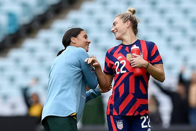 SOCCER AUSTRALIA USA, Sam Kerr of the Matildas signs the shirt of her partner Kristie Mewis of the USWNT foillowing the International Friendly, Länderspiel, Nationalmannschaft match between Australia and the US Women?s national team, Nationalteam at Stadium Australia in Sydney, Saturday, November 27, 2021. ( NO ARCHIVING, EDITORIAL USE ONLY, NO USE IN BOOKS WITHOUT CONSENT SYDNEY NSW AUSTRALIA  Copyright: xDANxHIMBRECHTSx 20211127001600654137