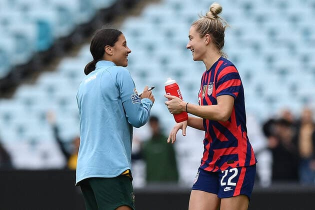 SOCCER AUSTRALIA USA, Sam Kerr of the Matildas signs the shirt of her partner Kristie Mewis of the USWNT foillowing the International Friendly, Länderspiel, Nationalmannschaft match between Australia and the US Women?s national team, Nationalteam at Stadium Australia in Sydney, Saturday, November 27, 2021. ( NO ARCHIVING, EDITORIAL USE ONLY, NO USE IN BOOKS WITHOUT CONSENT SYDNEY NSW AUSTRALIA  Copyright: xDANxHIMBRECHTSx 20211127001600658784