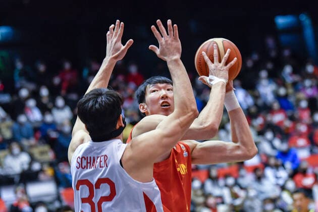(211127) -- SENDAI, Nov. 27, 2021 -- Zhou Qi (R) of China vies with Schafer Avi Koki of Japan during a group B match between China and Japan of FIBA Basketball World Cup Asian Qualifiers at Xebio Arena in Sendai, Japan, on Nov. 27, 2021. ) (SP)JAPAN-SENDAI-FIBA WORLD CUP-ASIAN QUALIFIER-CHN VS JPN ZhangxXiaoyu 
