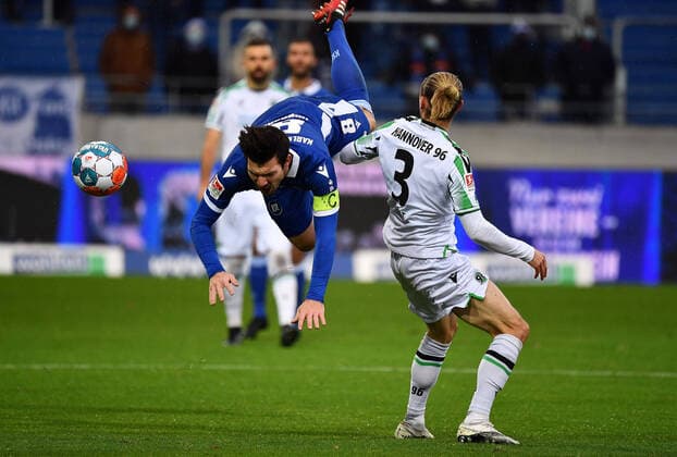 Sport Themen der Woche KW47 27.11.2021, xjhx, Fussball 2.Bundesliga, Karlsruher SC - Hannover 96 emspor, v.l. Jerome Gondorf (Karlsruher SC KSC), Niklas Hult (Hannover 96) (DFL DFB REGULATIONS PROHIBIT ANY USE OF PHOTOGRAPHS as IMAGE SEQUENCES and or QUASI-VIDEO) Karlsruhe *** 27 11 2021, xjhx, Fussball 2 Bundesliga, Karlsruher SC Hannover 96 emspor, v l Jerome Gondorf Karlsruher SC KSC , Niklas Hult Hannover 96 DFL DFB REGULATIONS PROHIBIT ANY USE OF PHOTOGRAPHS as IMAGE SEQUENCES and or QUASI VIDEO Karlsruhe