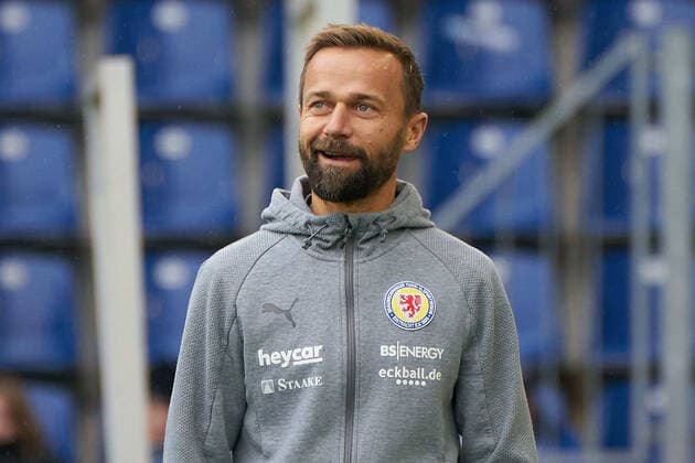 Michael Schiele (Braunschweig, Trainer) vor dem Spiel, 1. FC Magdeburg vs. Eintracht Braunschweig, Fussball 3.Liga, 17.Spieltag, 2021 2022, 27.11.2021, DFB DFL REGULATIONS PROHIBIT ANY USE OF PHOTOGRAPHS AS IMAGE SEQUENCES AND OR QUASI-VIDEO, 1. FC Magdeburg vs. Eintracht Braunschweig, Fussball 3.Liga, 17.Spieltag, 2021 2022, 27.11.2021, Magdeburg Copyright: xEibner-Pressefoto EckehardxSchulzx EP_EER