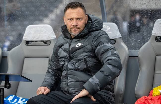 Berlin, 27.11.2021, Fussball, Bundesliga, 13. Spieltag, Hertha BSC - FC Augsburg, Olympiastadion. Berlins Trainer Pal Dardai blickt konzentriert vor Spielbeginn. DFL regulations and DFB regulations prohibit any use of photographs as image sequences and or quasi-video, Foto: Andreas Gora Hertha BSC - FC Augsburg