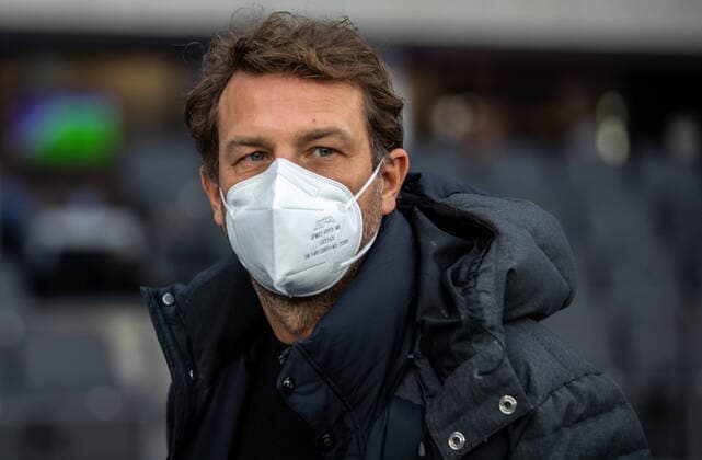 Berlin, 27.11.2021, Fussball, Bundesliga, 13. Spieltag, Hertha BSC - FC Augsburg, Olympiastadion. Trainer Markus Weinzierl von FC Augsburg betritt mit FFP-2-Maske das Stadion. DFL regulations and DFB regulations prohibit any use of photographs as image sequences and or quasi-video, Foto: Andreas Gora Hertha BSC - FC Augsburg