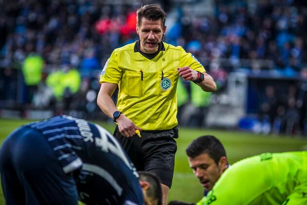 GER, 1.FBL, 13. Spieltag, VfL Bochum vs SC Freiburg 27.11.2021, Vonovia Ruhrstadion, Bochum, GER, 1.FBL, 13. Spieltag, VfL Bochum vs SC Freiburg im Bild: Schiedsrichter Referee Patrick Ittrich beim verletzten Danilo Soares (Bochum 3), *** GER, 1 FBL, Matchday 13, VfL Bochum vs SC Freiburg 27 11 2021, Vonovia Ruhrstadion, Bochum, GER, 1 FBL, Matchday 13, VfL Bochum vs SC Freiburg in picture Referee Patrick Ittrich at the injured Danilo Soares Bochum 3 , nordphotoxGmbHx xRauch nph00251