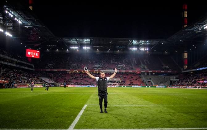 Bilder des Jahres 2021, Sport 11 November Sport Themen der Woche KW47 Schlussjubel: Trainer Steffen Baumgart (Köln) zieht den Hut vor den Fans 1. FC Köln - Borussia Mönchengladbach 27.11.2021, Fussball; 1. Bundesliga, Saison 2021 22 Foto: Moritz Müller *** Final cheer coach Steffen Baumgart Cologne tips his hat to the fans 1 FC Köln Borussia Mönchengladbach 27 11 2021, Football 1 Bundesliga, season 2021 22 Photo Moritz Müller